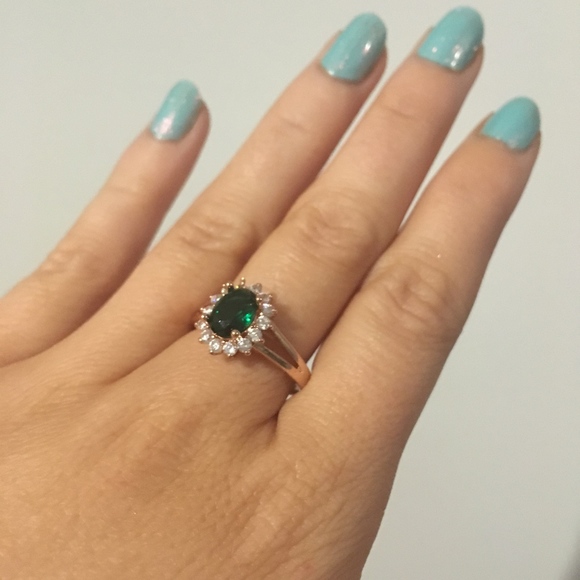 18 Carat Gold Plated Green Diamond Imitation Ring - Picture 3 of 6